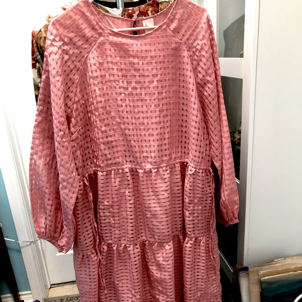 Pink specialty weave H&M dress with adjustable waistline
